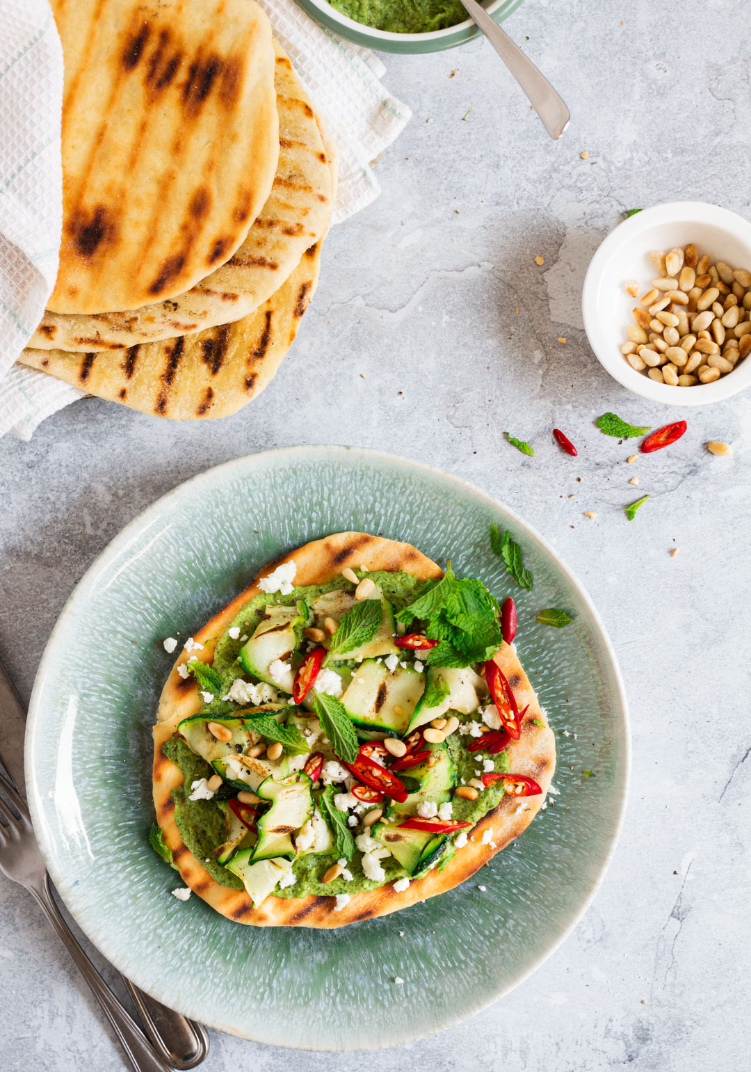 Zelfgemaakt platbrood met courgette, feta en munt
