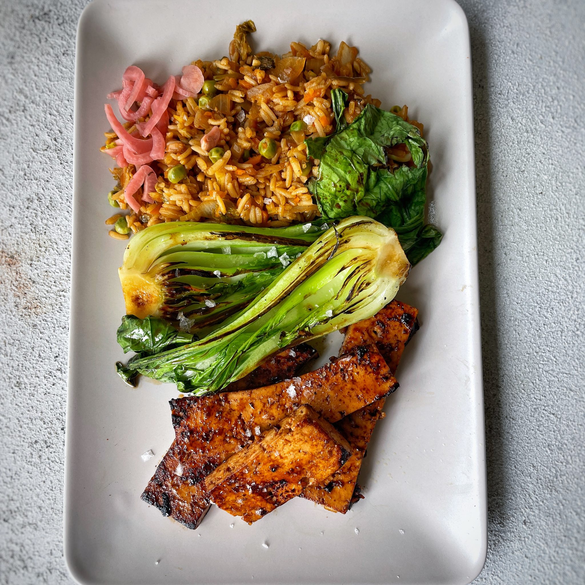 Barbecue tofu met kimchi en gebakken rijst