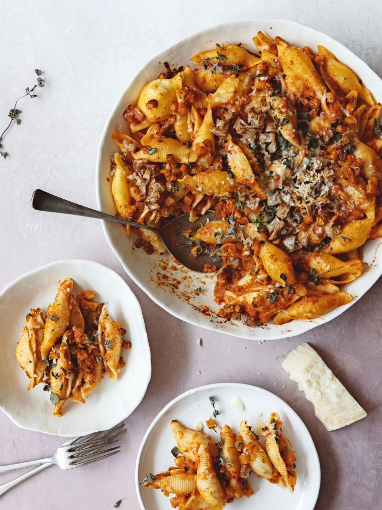 Gegratineerde pastaschelpen met pompoensaus