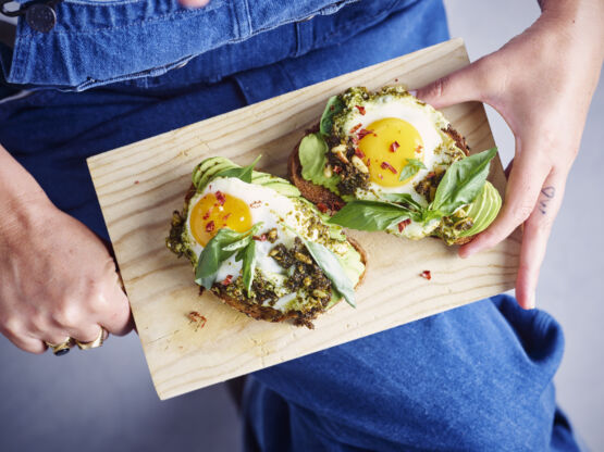 Pesto egg toast