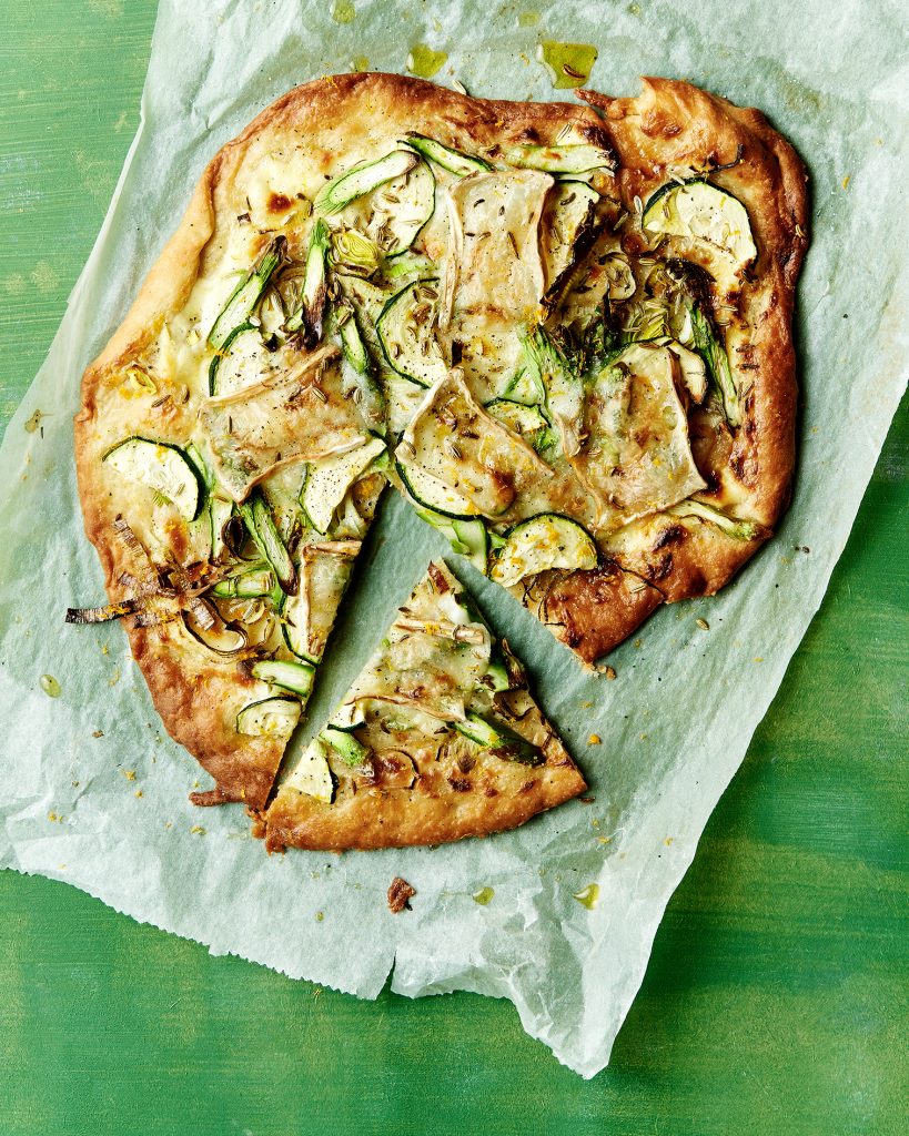 Pizza bianca met groene lentegroenten