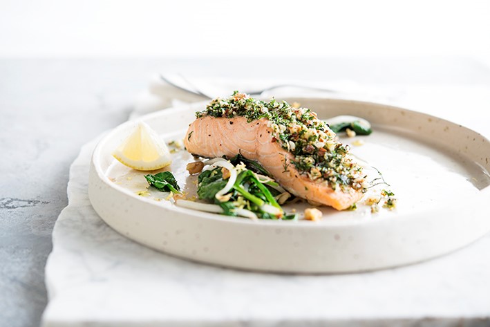 Zalm met noten-kruidenkorst op een bedje van spinazie