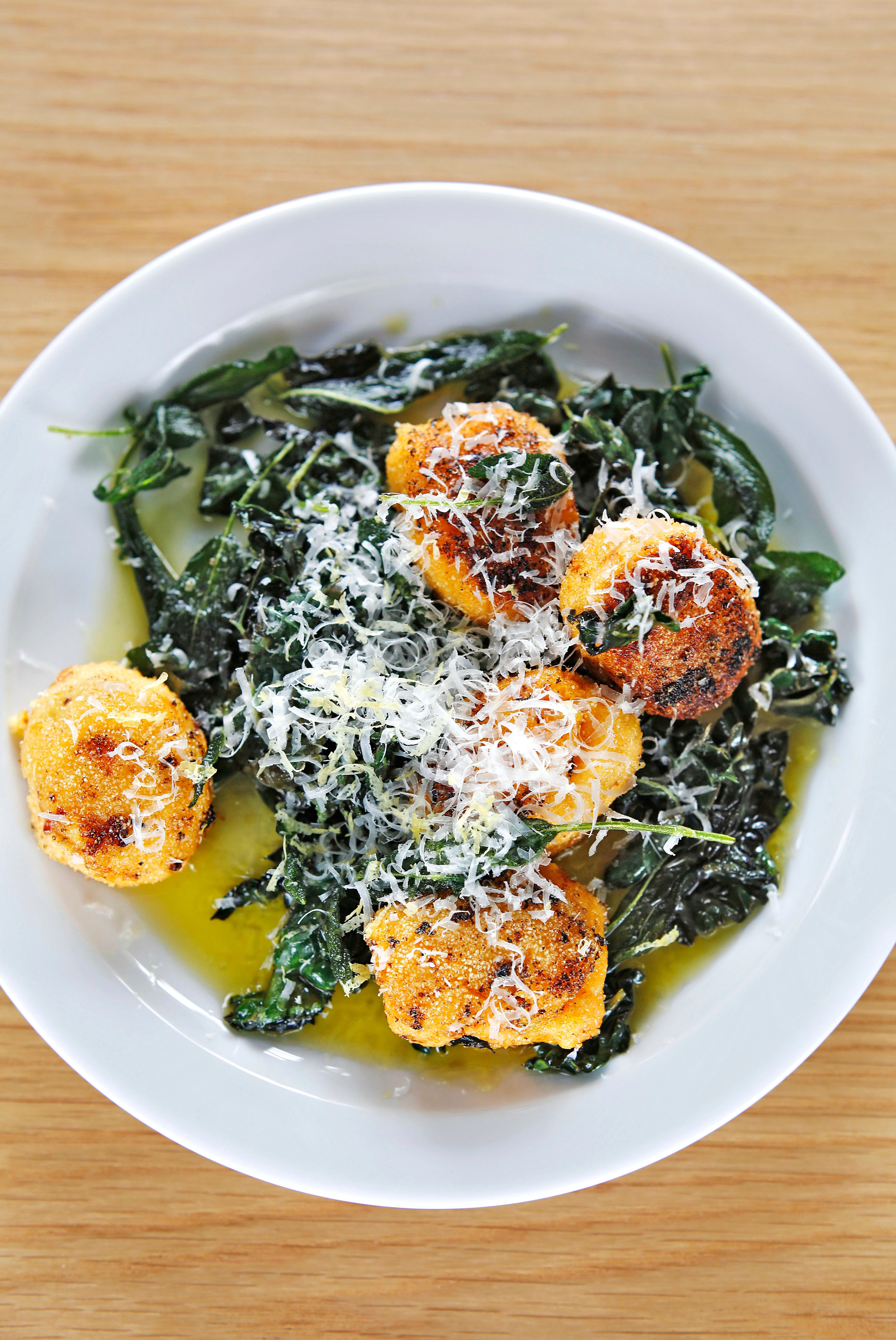 Zoete aardappel gnudi, citroenachtige cavolo nero, krokante salie en parmezaan
