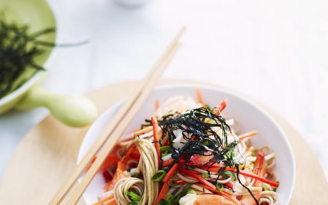 Salade van sobanoedels met scampi