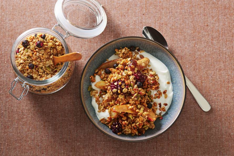 Granolacrumble met fruit, dadels en yoghurt