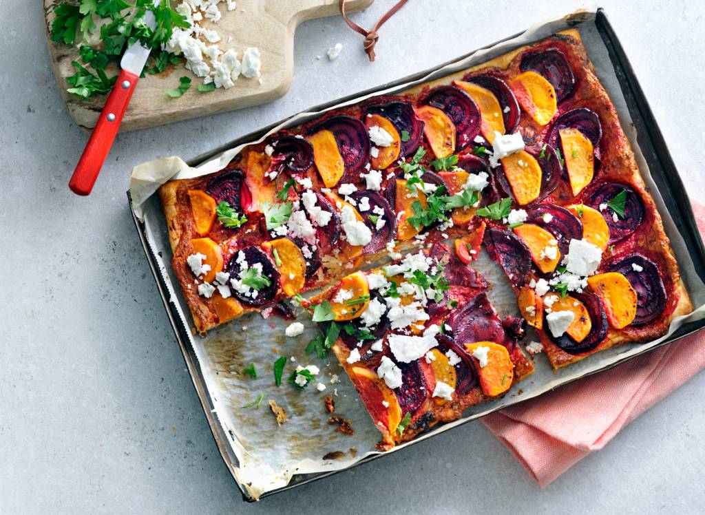 Plaattaart van zoete aardappel, rode biet en feta