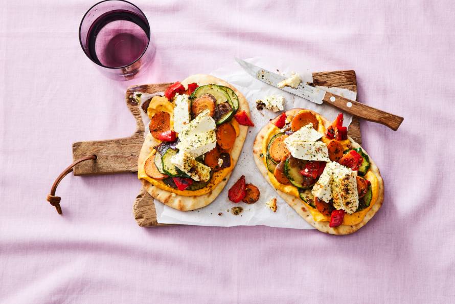 Naan met gebakken feta, hummus en groente