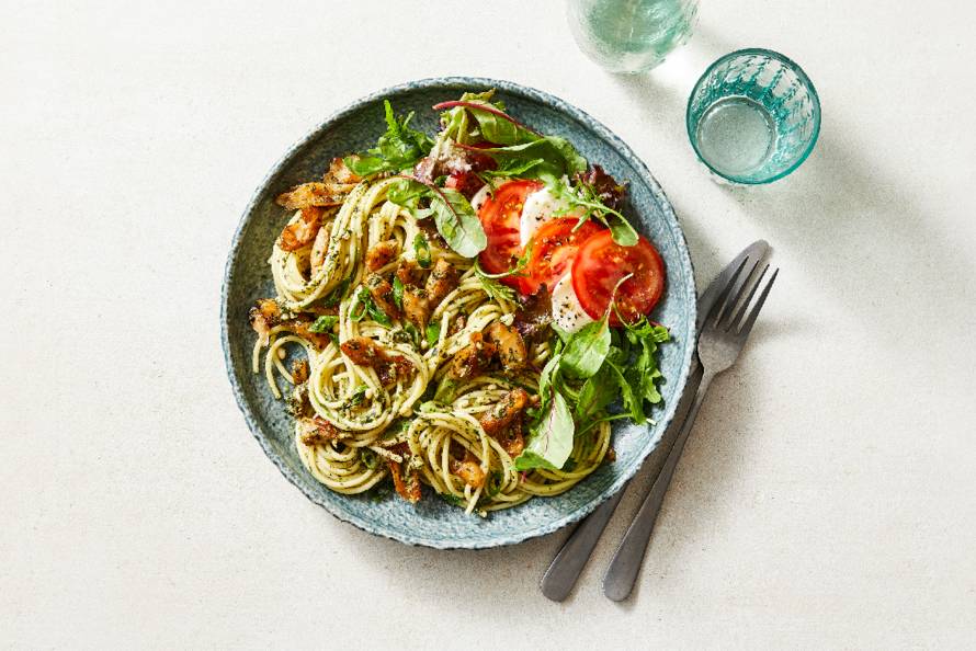 Pasta pesto met kipstuckjes en tomatensalade
