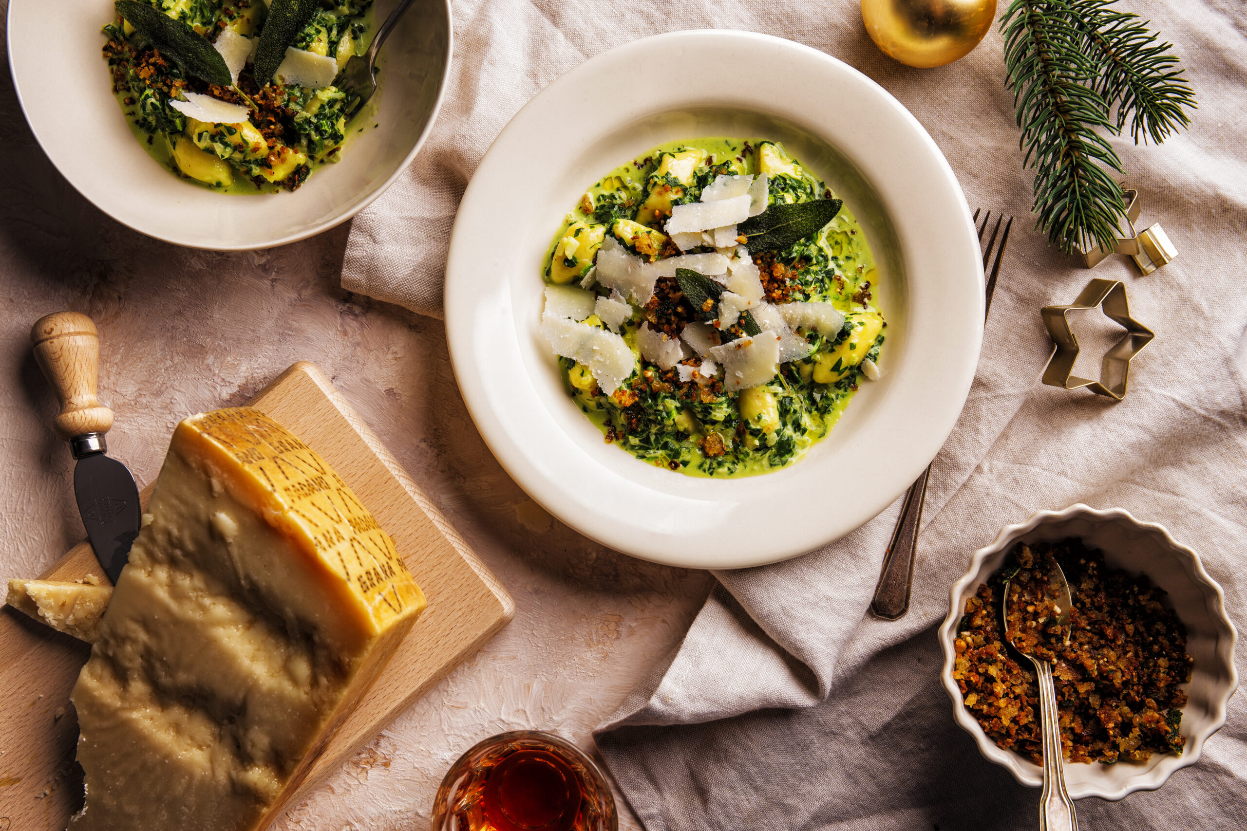 Gnocchi van Grana Padano met romige spinaziesaus en krokant broodkruim