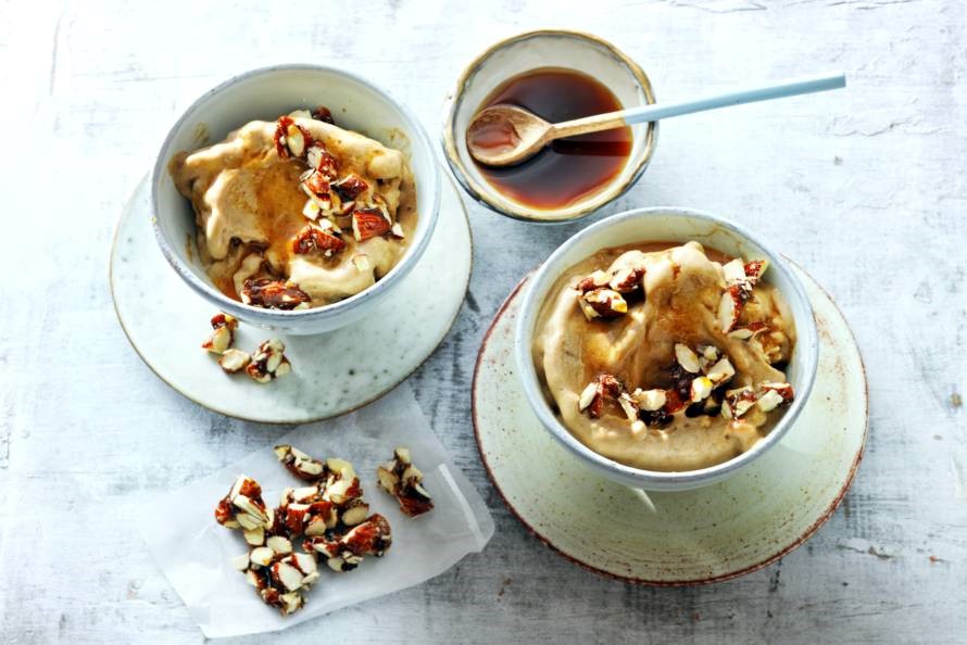 Softijs van banaan met espresso en amandelen 
