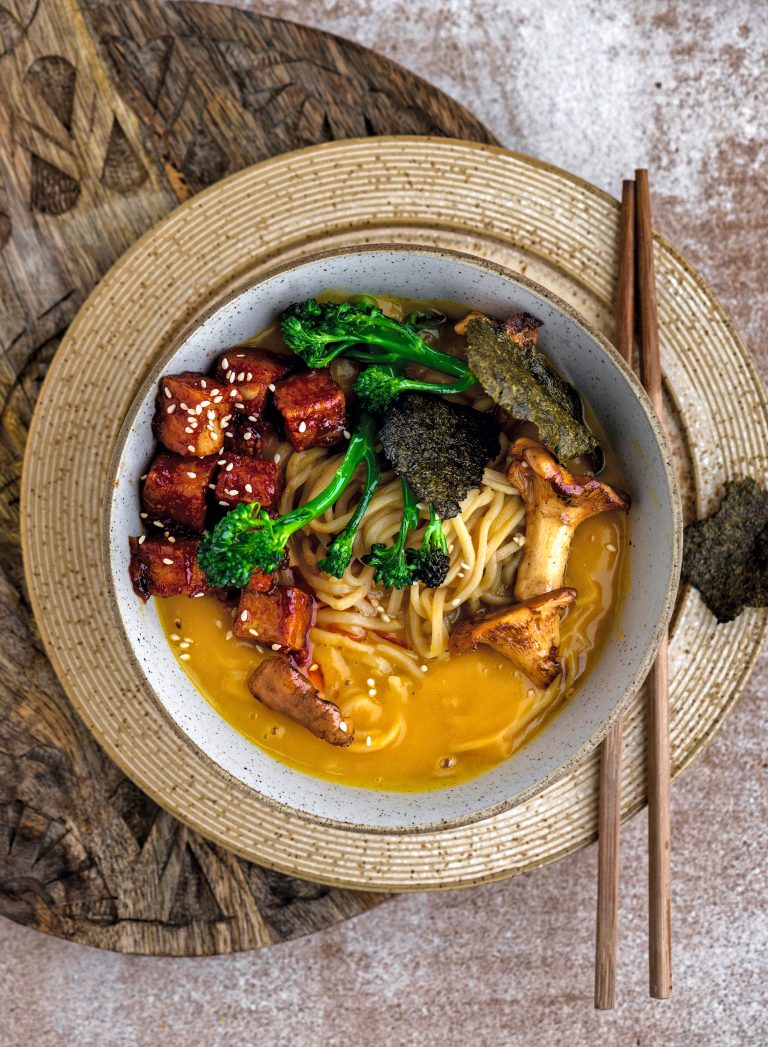Pompoenramen met gefrituurde nori & spicy tofoe
