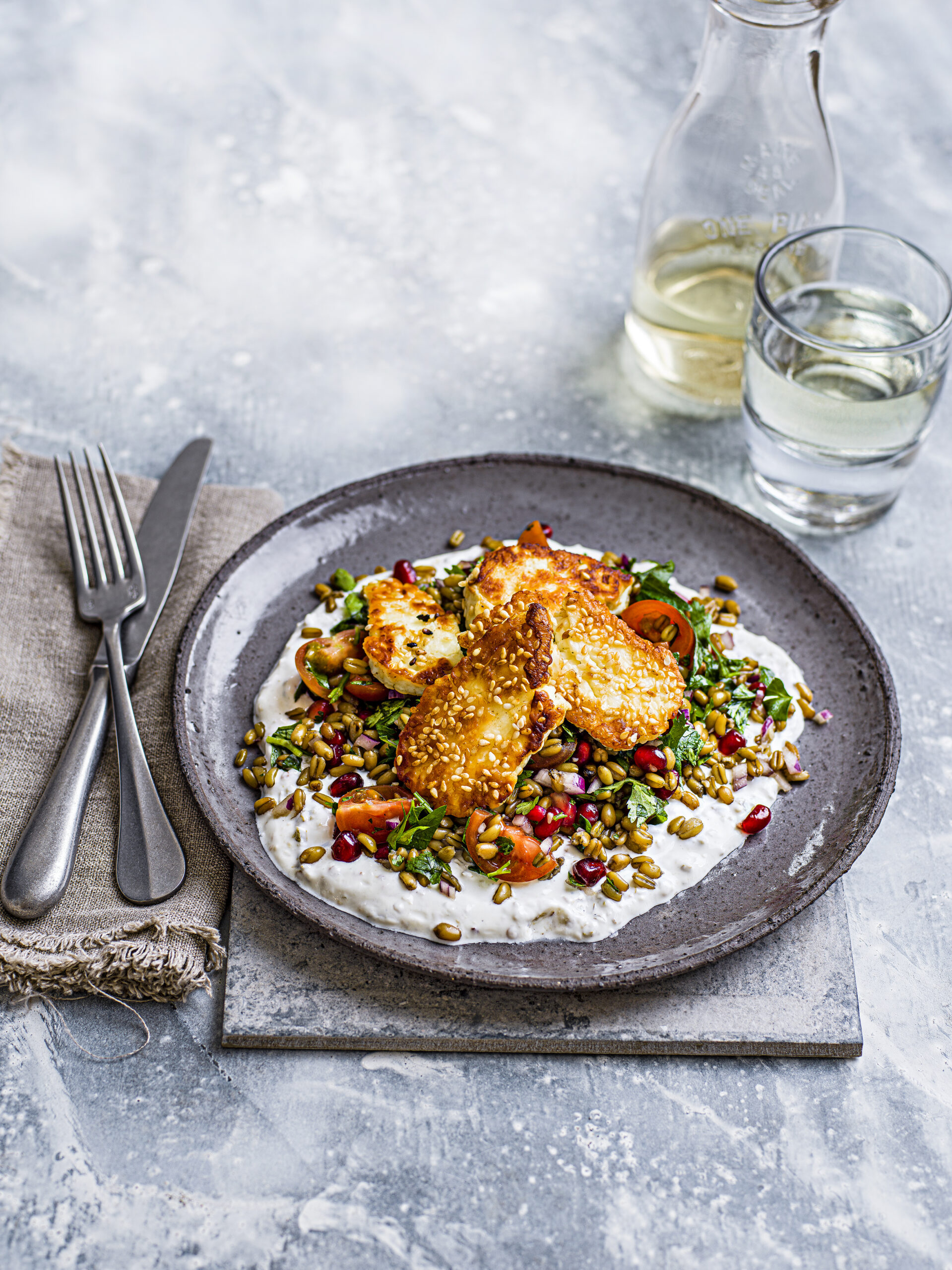 Honing-sesamhalloumi met jalapeñoyoghurt en tabouleh