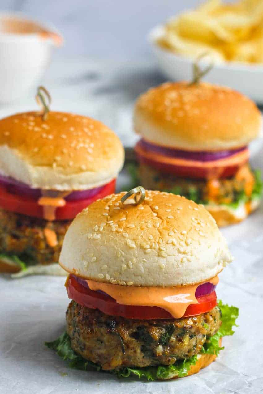 Kipburger met garam masala en yoghurt-korianderraita