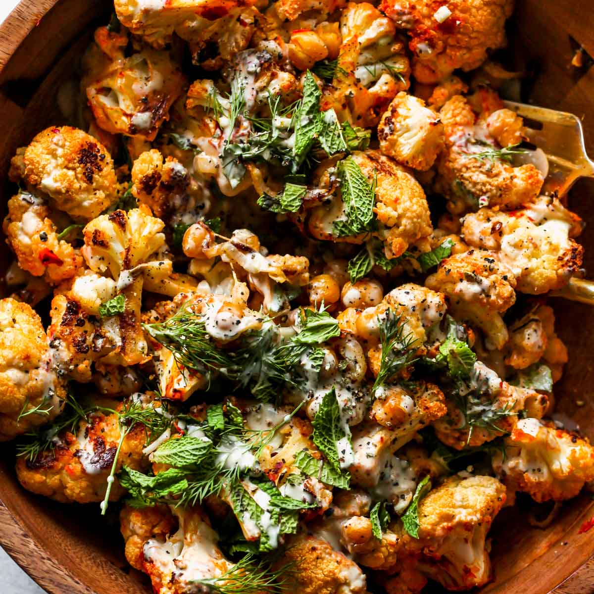 Harissa geroosterde bloemkool en kikkererwten salade