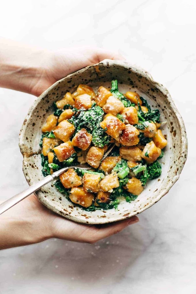 Zoete aardappel gnocchi met broccoli en salie boter saus