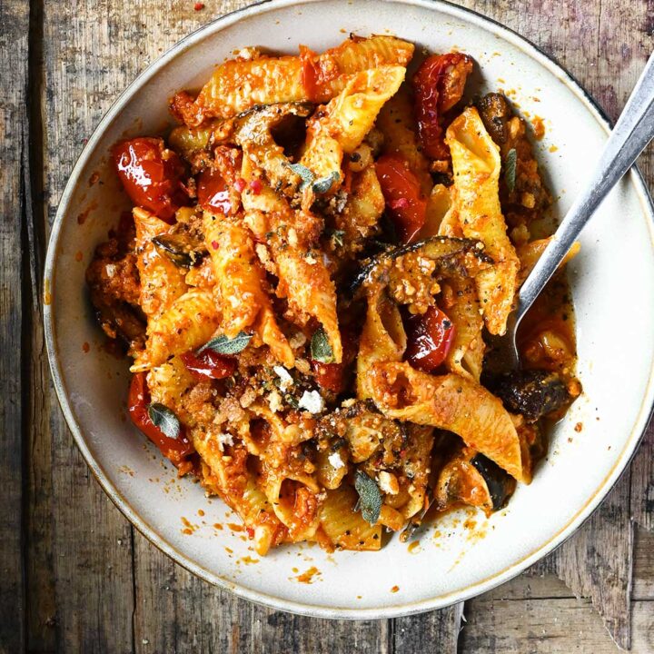 Rode pesto pasta met champignons