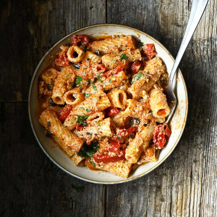 Aubergine en zongedroogde tomaten pasta
