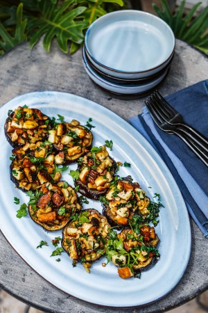 Gebakken aubergine met halloumi, knoflook en noten