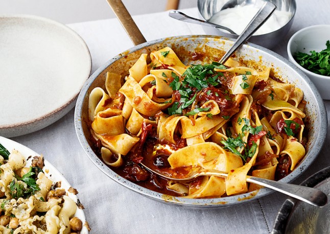 Pappardelle met roze harissa, zwarte olijven en kappertjes