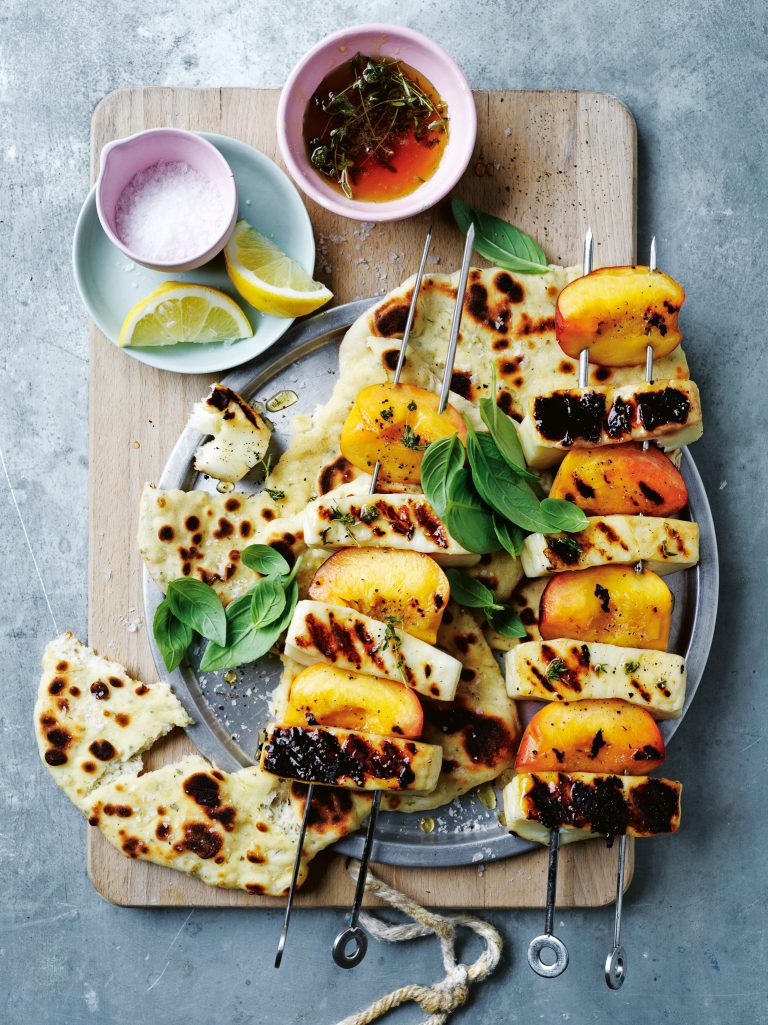 Halloumi-perzikspiesen met yoghurt-pitabrood