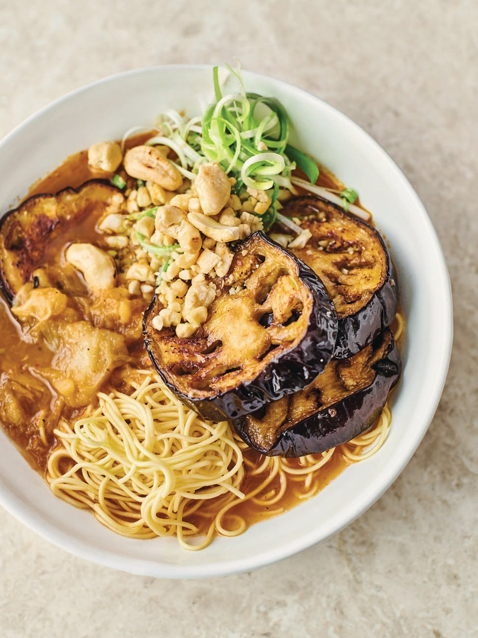 Gegrilde aubergine laksa