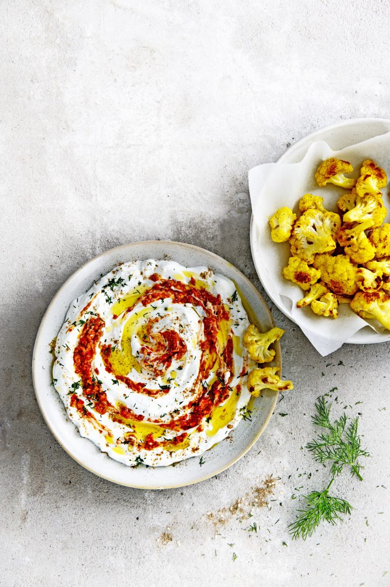 BBQ-bloemkool met geitenlabne, muhammara & dukkah