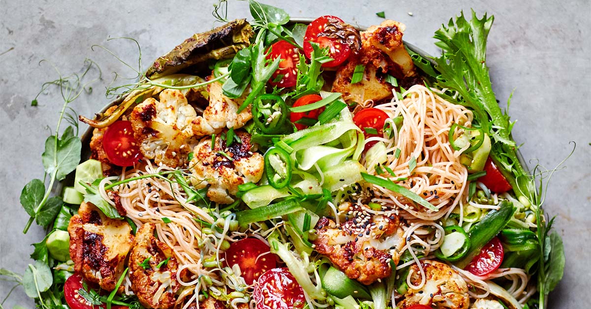 Vermicelli salade met geroosterde bloemkool en gochujang