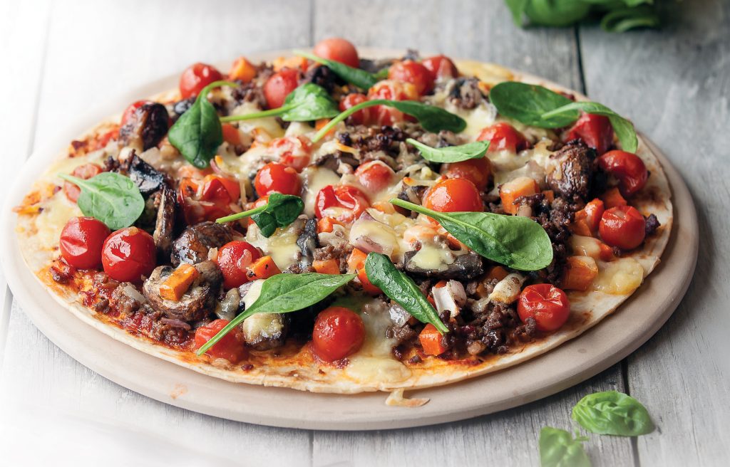 (champignon)gehakt pizza met tomaat en basilicum