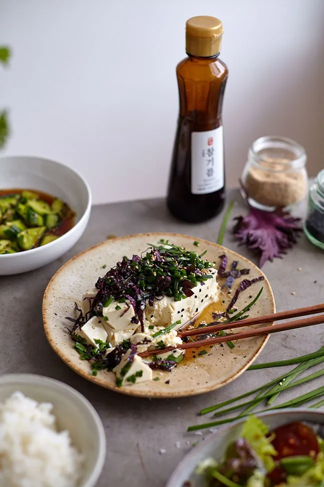 Koreaanse komkommersalade en zijden tofu