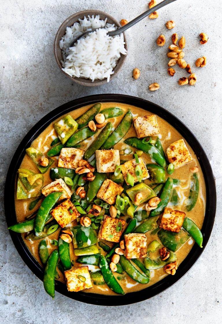 Groene curry met groente, paneer & sticky pinda’s