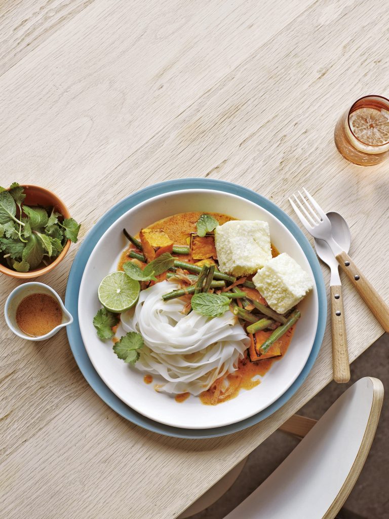 Rijstnoedels met agedashi en geroosterde pompoen in kokos-limoendressing