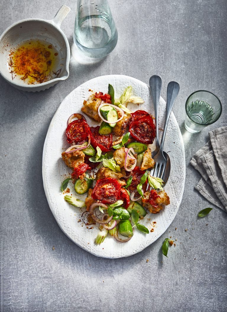 Panzanella met saffraantomaten en gepekelde rode ui