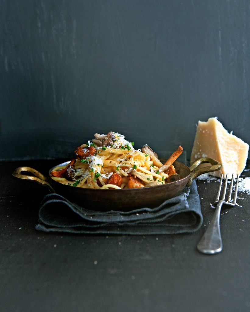 Snelle pasta carbonara met paddenstoelen