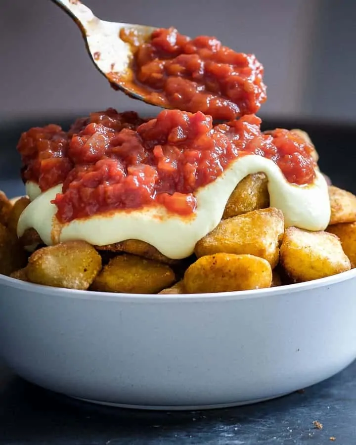 Patatas bravas met pittige saus