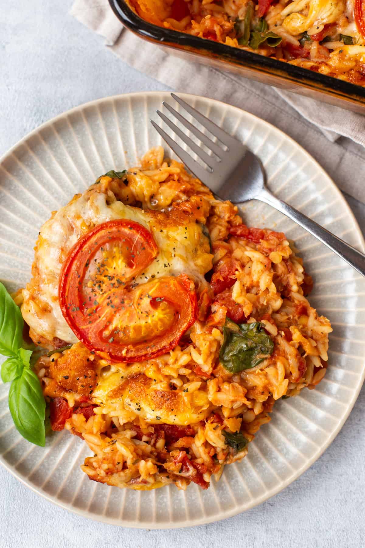 Kaas en tomaat gebakken orzo met linzen