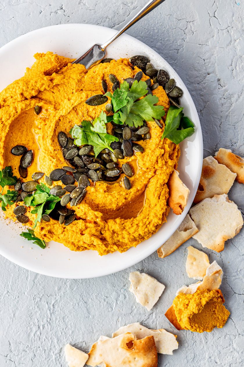 Vegan wortelspread met rode linzen en walnoten
