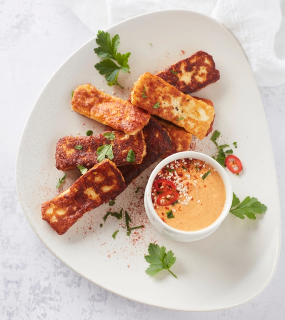 Berloumifrietjes met zoete paprikadipsaus