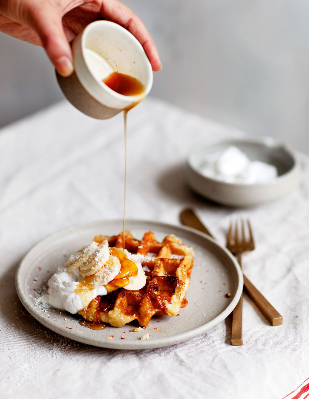 Amandelkokoswafel met banaan en kokosyoghurt