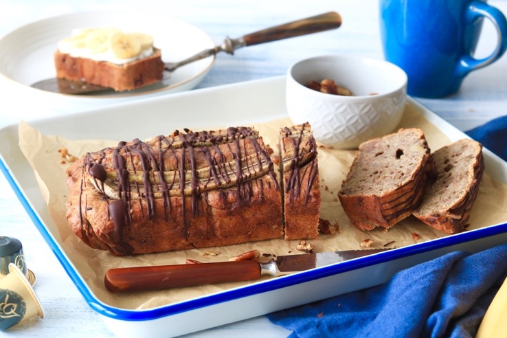 Bananenbrood met chocolade en koffie