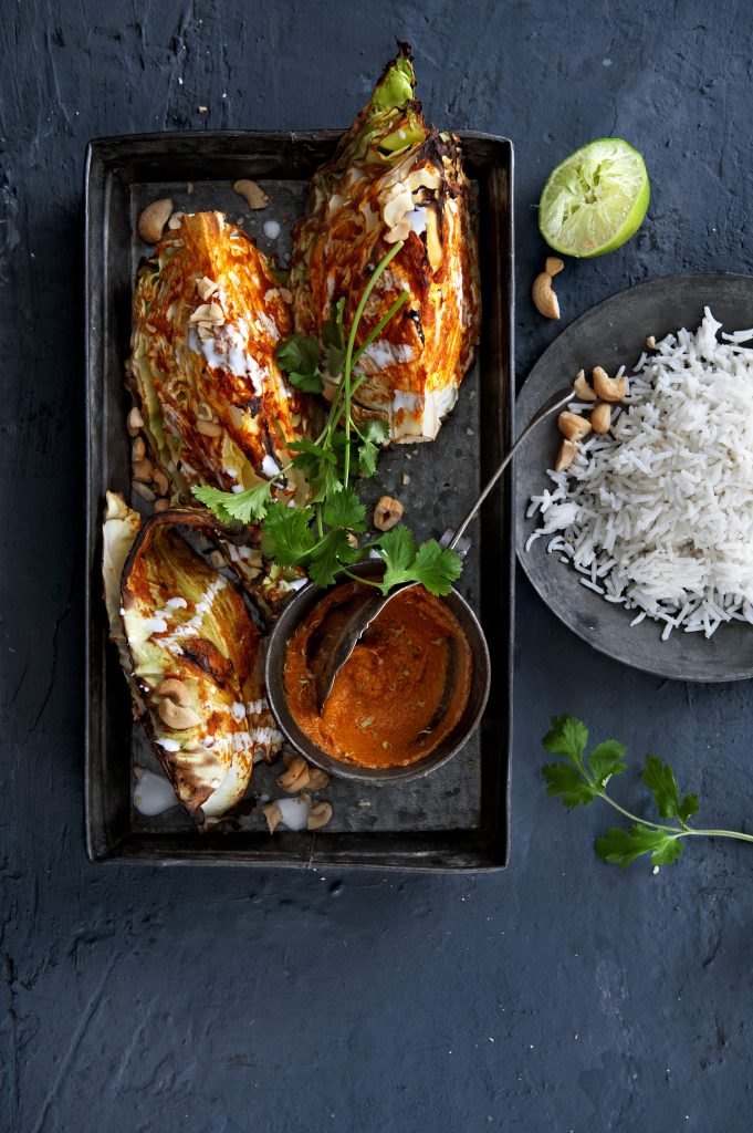 Geroosterde spitskool met currypasta en kokos