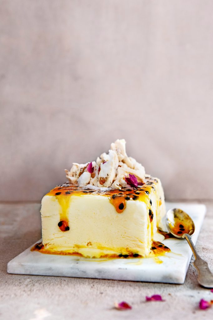 Parfait van zure room met passiefruit en rozenmeringue