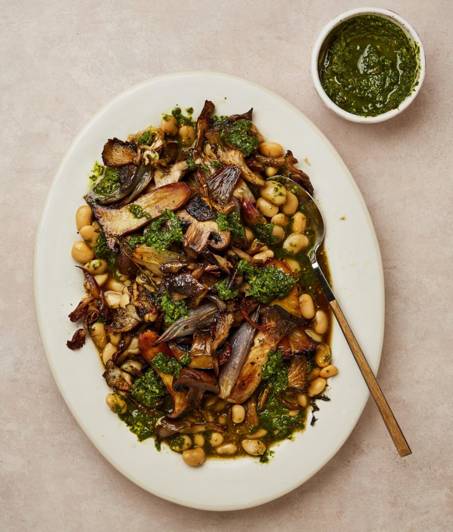 Kruidige bonen met paddenstoelen en bieslooksaus