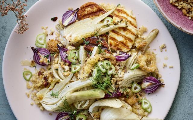 Bulgur met gegrilde halloumi, venkel en notencrumble