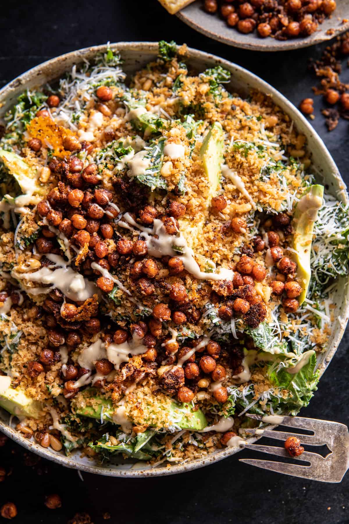 Boerenkool salade met Parmezaanse Tahini, broodkruimels en krokante kikkererwten