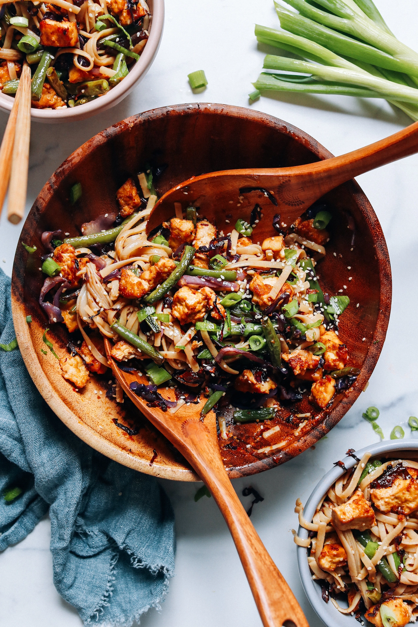 Gember-sesam noedels met krokante tofu