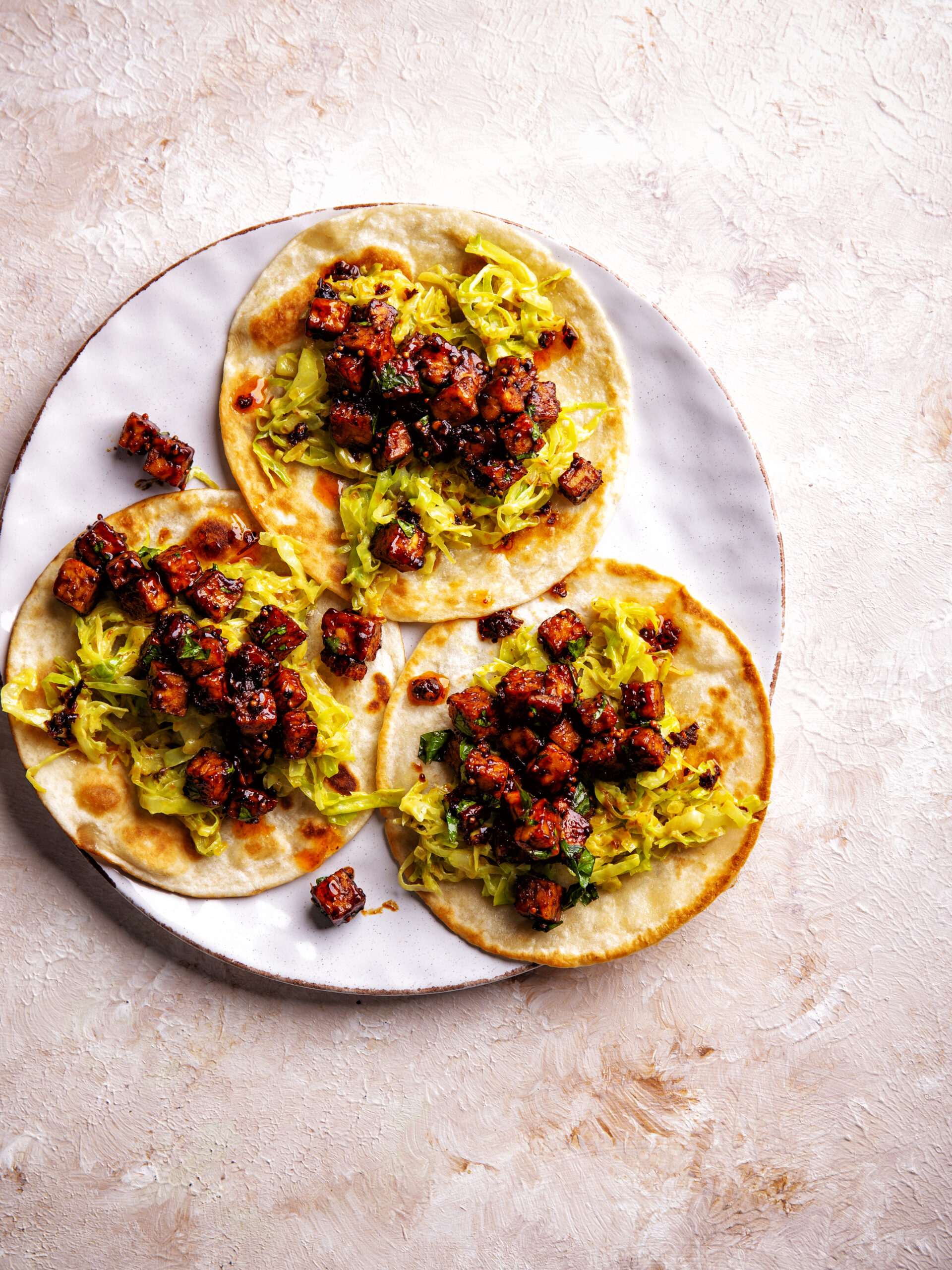 Wraps met sticky mosterdtempeh en spitskool