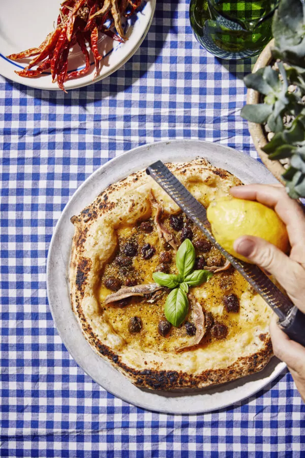 Pizza marinara contemporanea