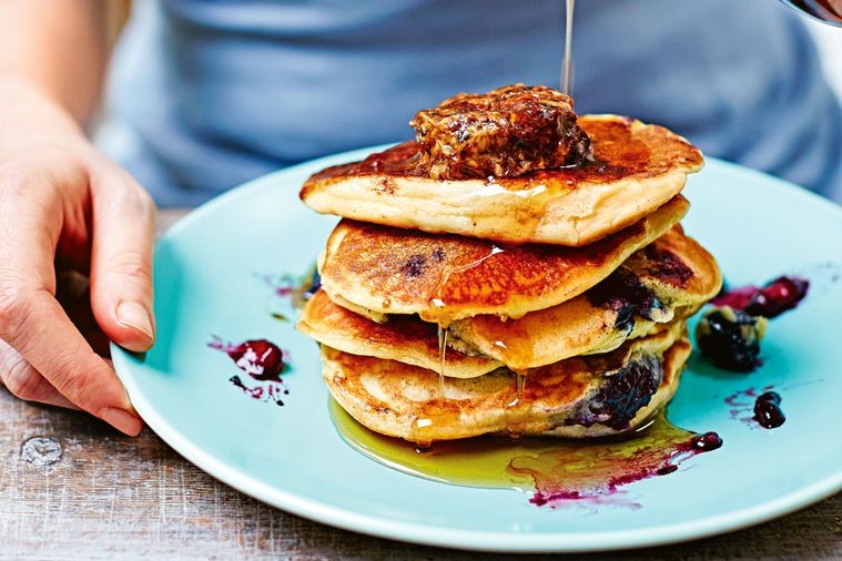 Blauwebes pancakes met karamel-spekjessaus