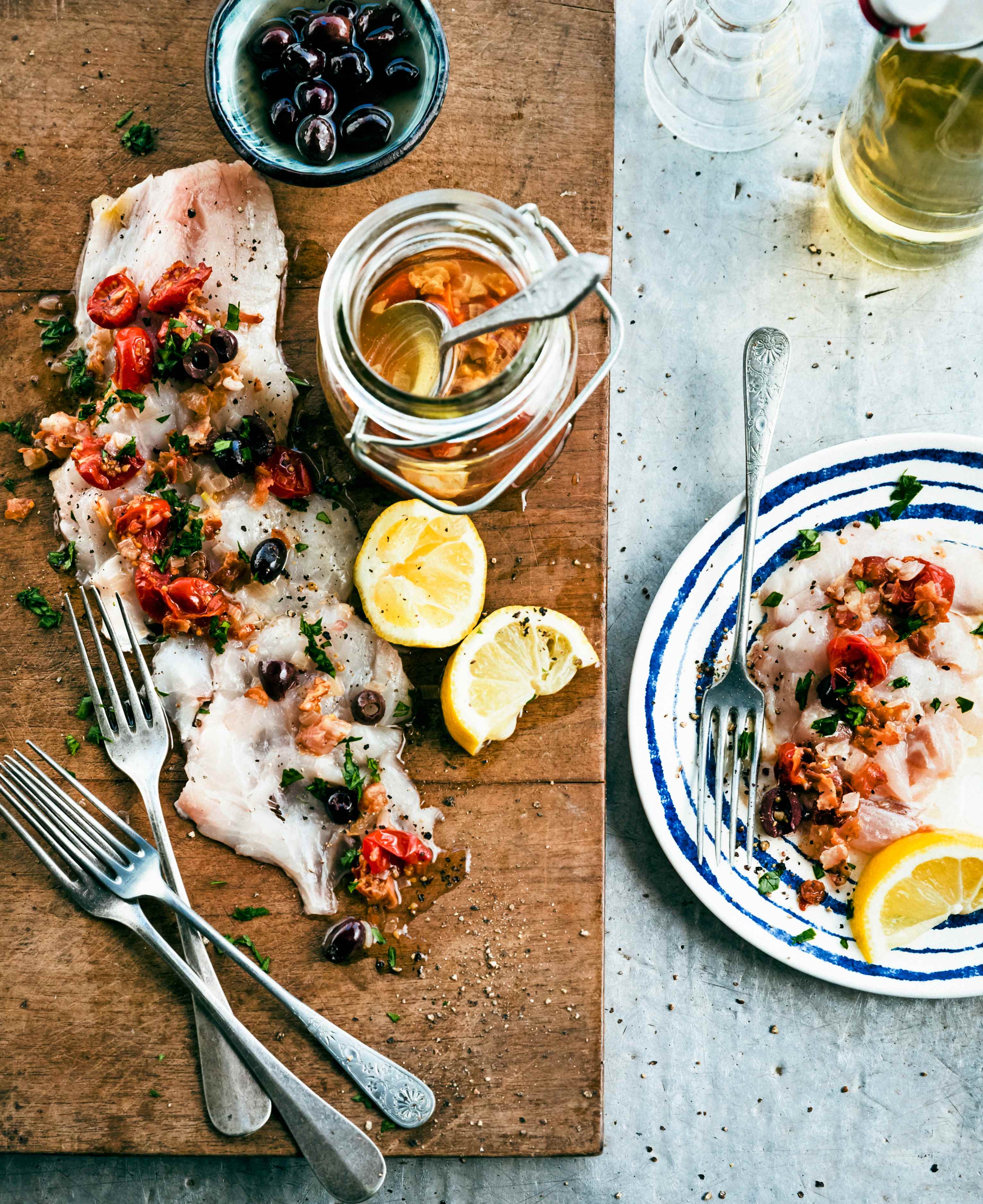 Dungesneden zeebaars met gekonfijte tomaat en pancettavinaigrette