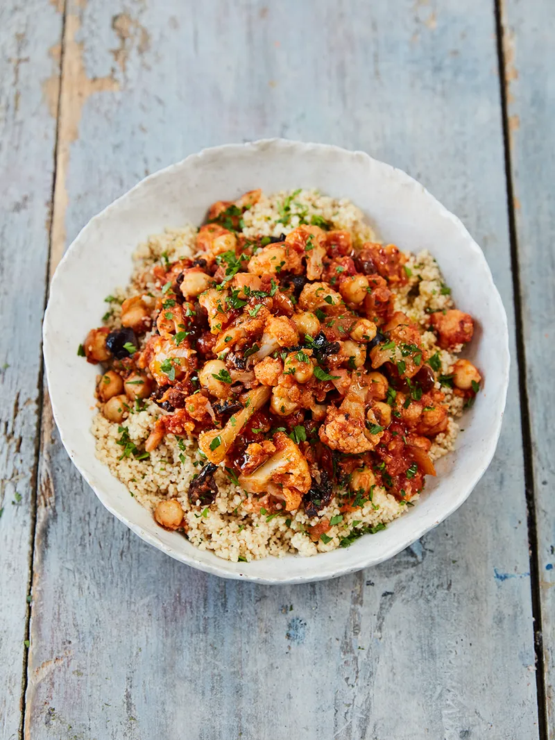 Siciliaanse bloemkool & kikkererwtenstoofpot met luchtige couscous